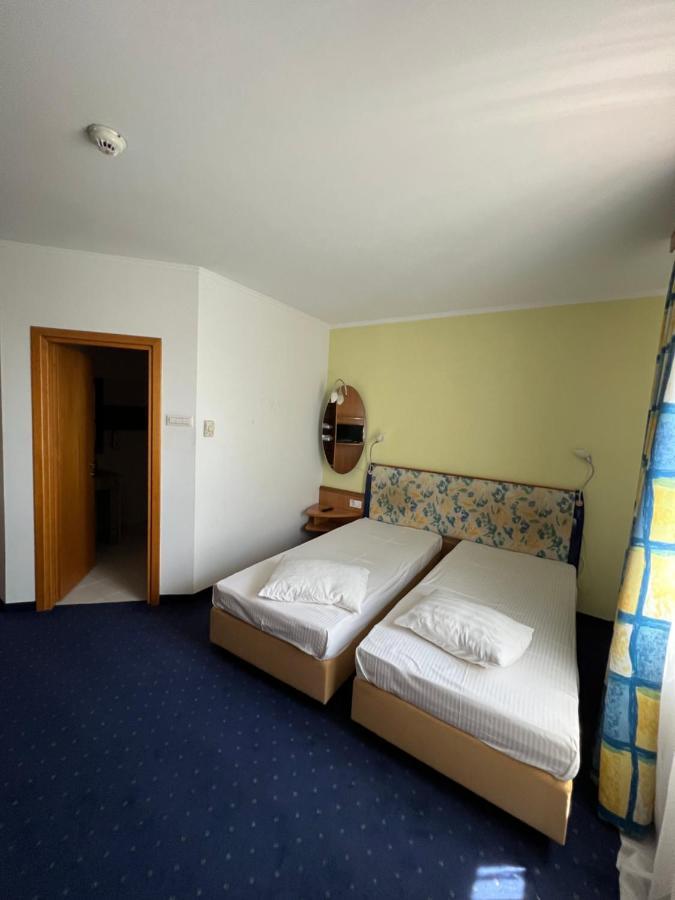 Hotel Doi Taurasi Afumati Экстерьер фото