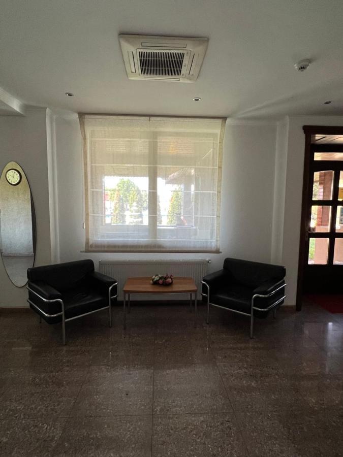 Hotel Doi Taurasi Afumati Экстерьер фото