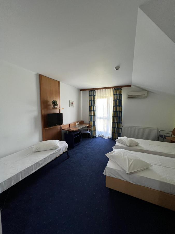 Hotel Doi Taurasi Afumati Экстерьер фото