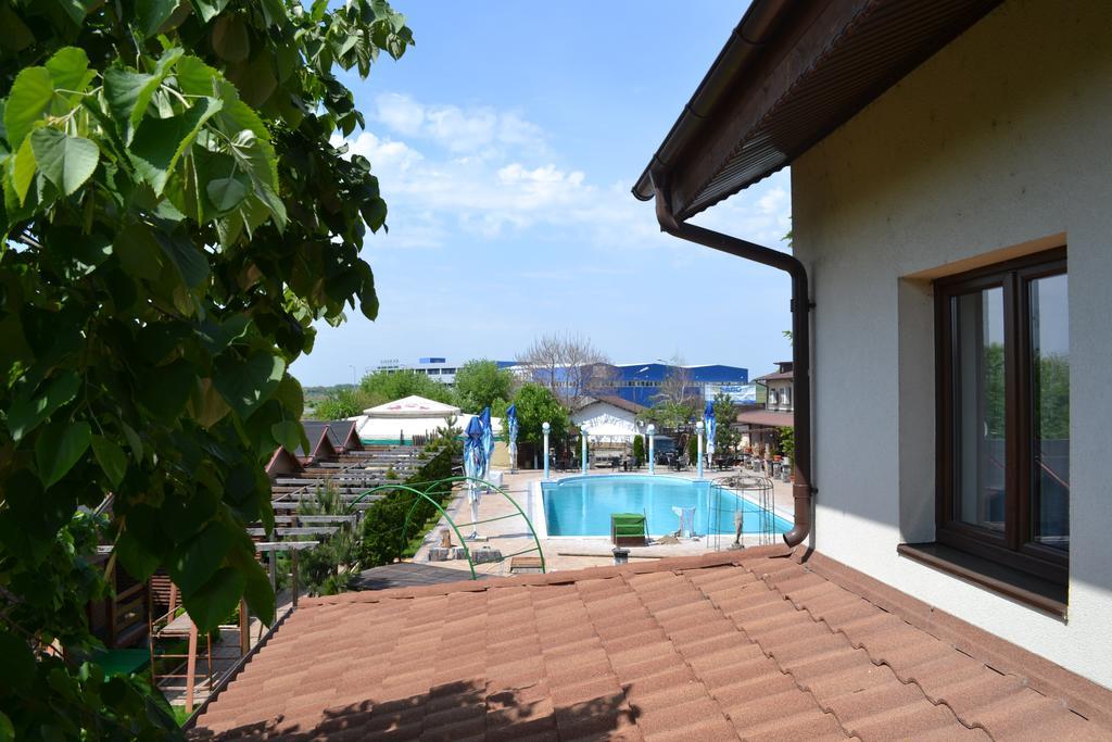 Hotel Doi Taurasi Afumati Экстерьер фото