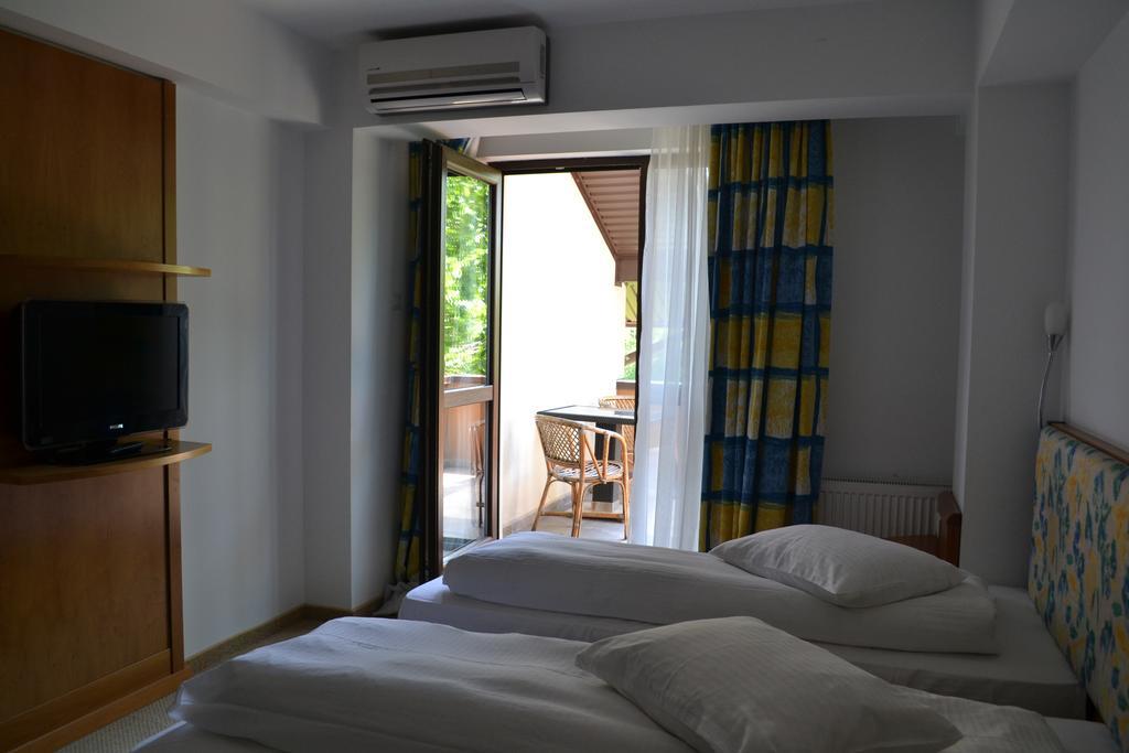 Hotel Doi Taurasi Afumati Экстерьер фото