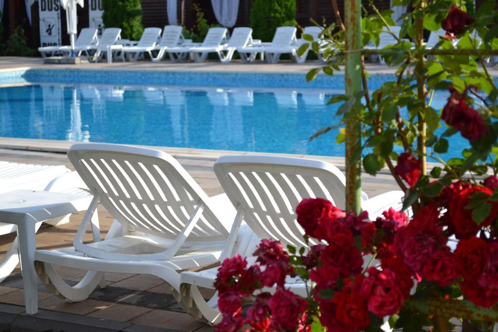 Hotel Doi Taurasi Afumati Экстерьер фото