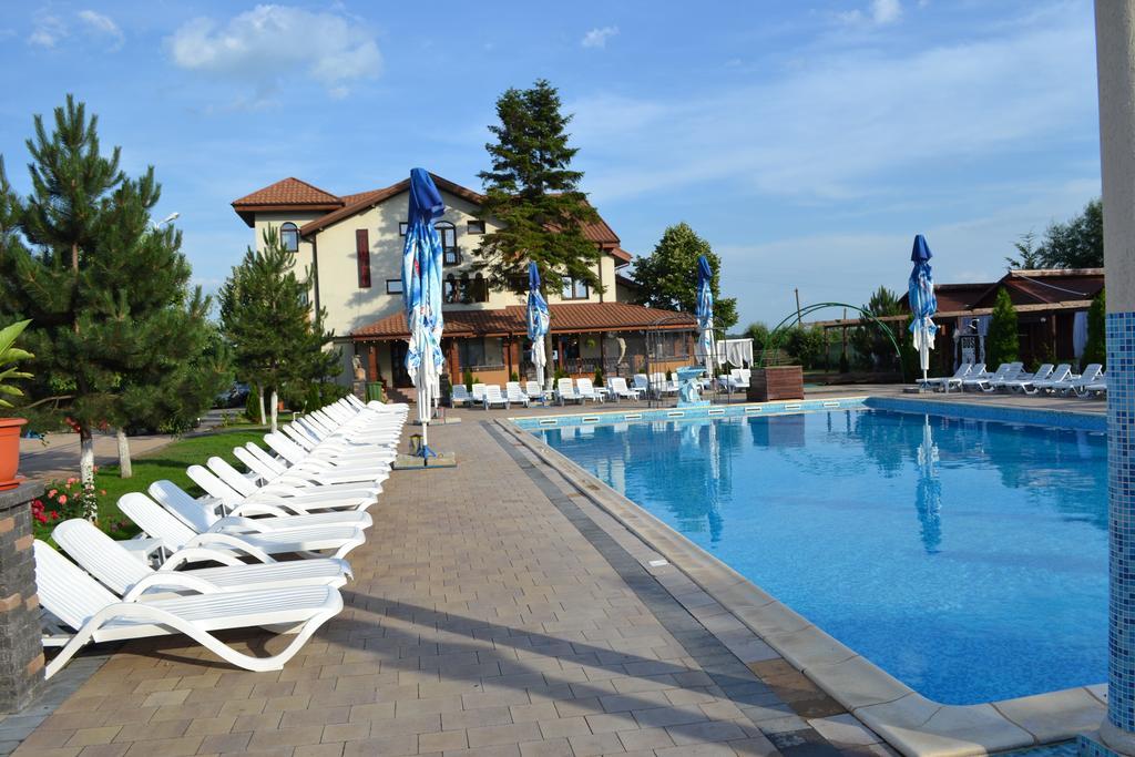 Hotel Doi Taurasi Afumati Экстерьер фото