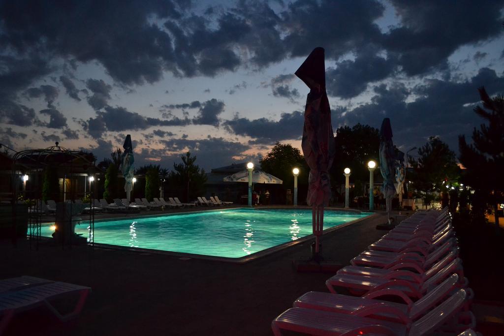 Hotel Doi Taurasi Afumati Экстерьер фото