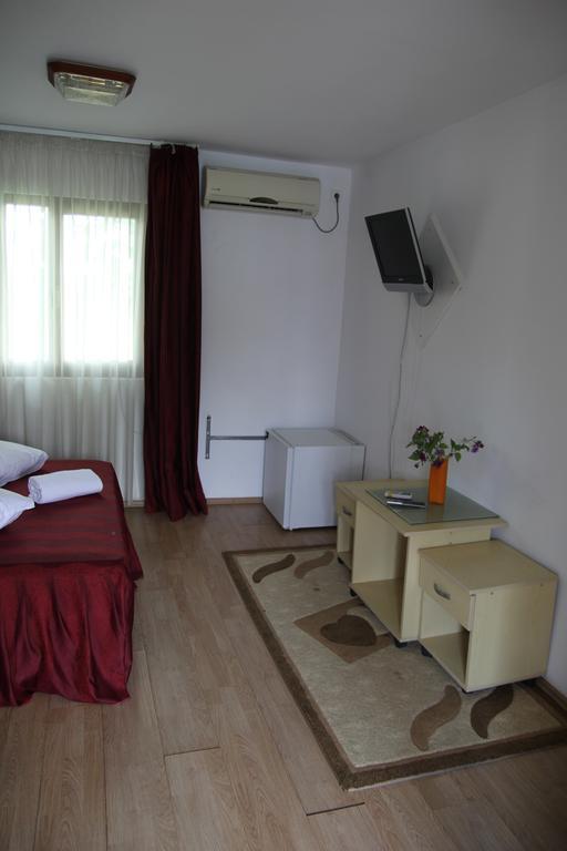 Hotel Doi Taurasi Afumati Экстерьер фото