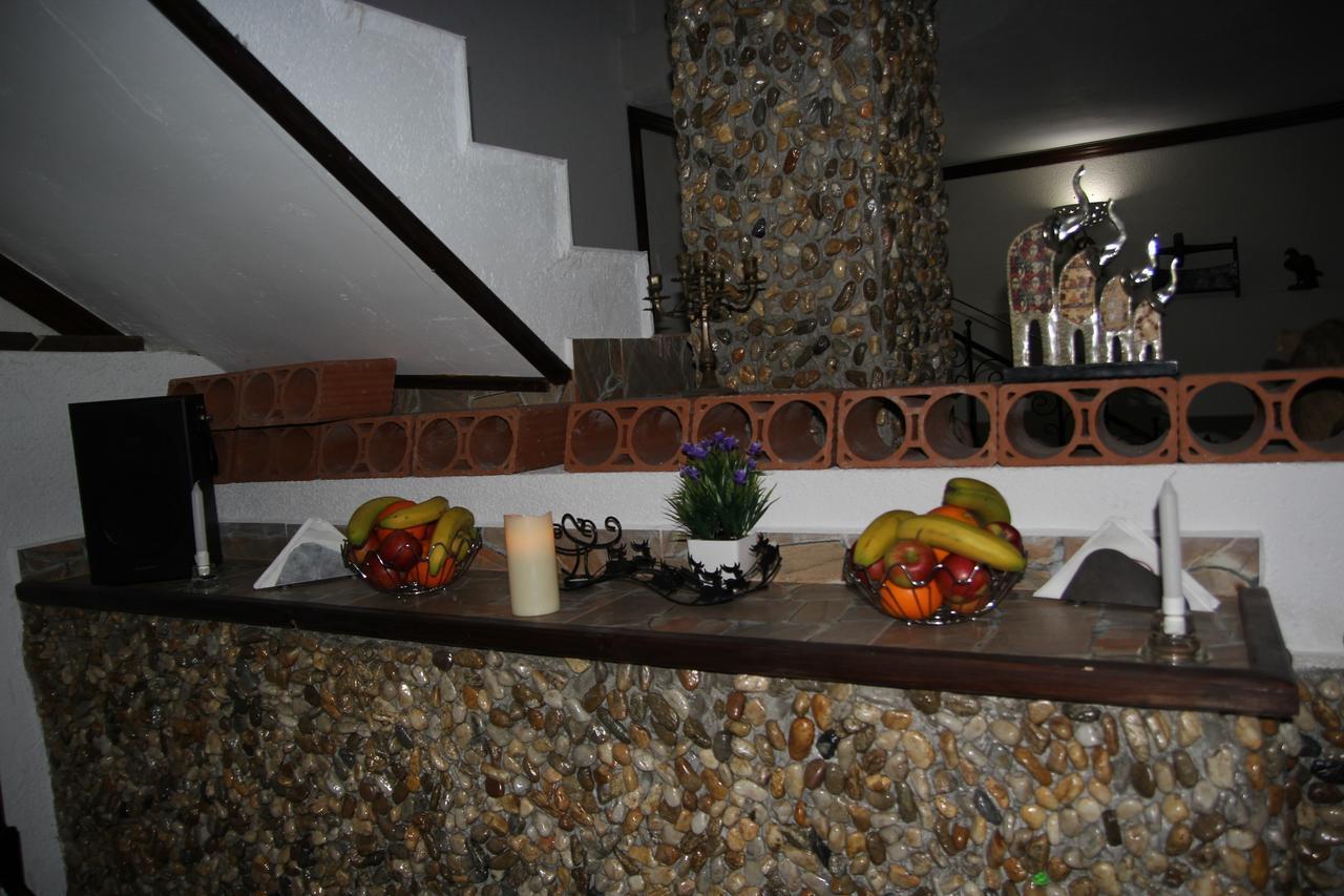 Hotel Doi Taurasi Afumati Экстерьер фото